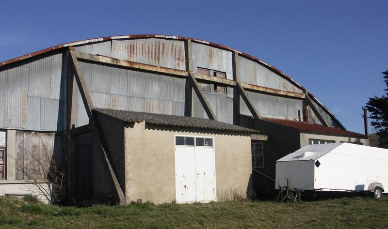 Le hangar Mistral I. Côté sud. Contreforts en béton.