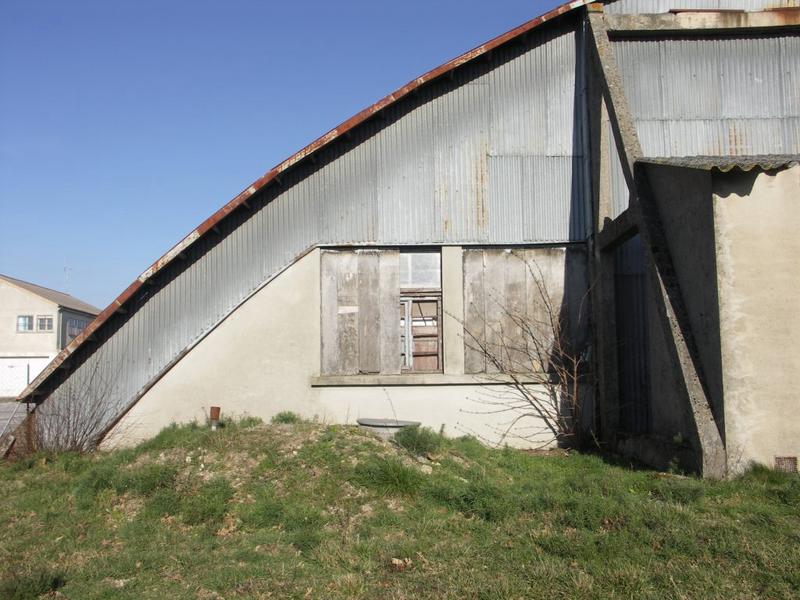 Le hangar Mistral I. Côté sud. Contreforts en béton.