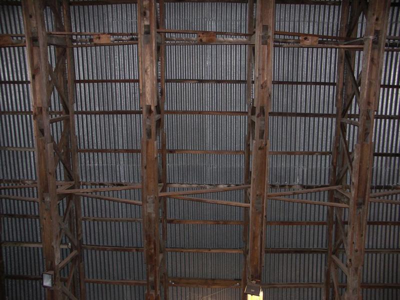 Le hangar Mistral I. Intérieur. Charpente faite de voussoirs préfabriqués.