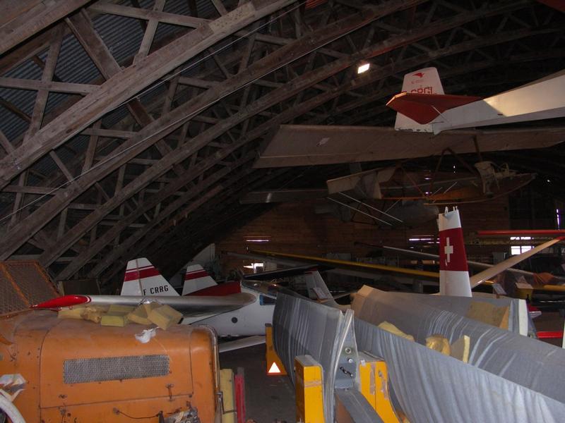 Le hangar Mistral I. Intérieur. Musée d'aviation légère de la Montagne Noire.