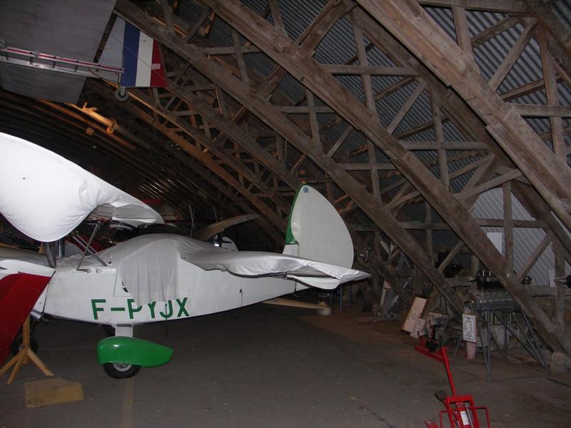 Le hangar Mistral I. Intérieur. Musée d'aviation légère de la Montagne Noire.