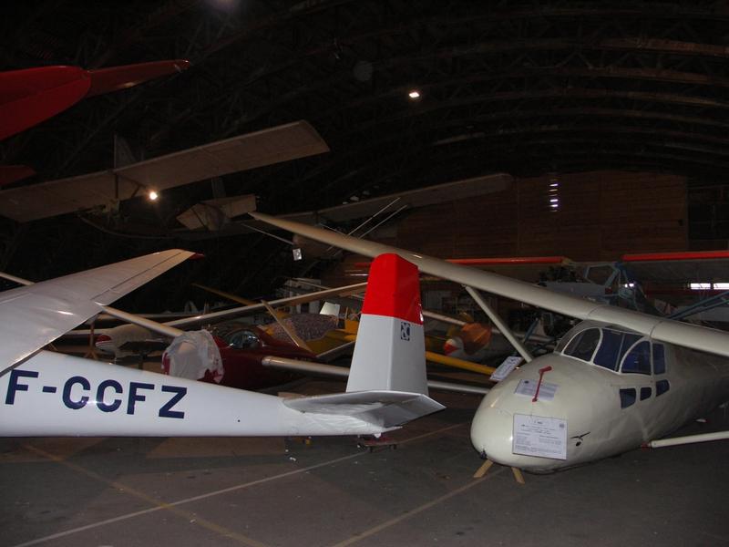 Le hangar Mistral I. Intérieur. Musée d'aviation légère de la Montagne Noire.