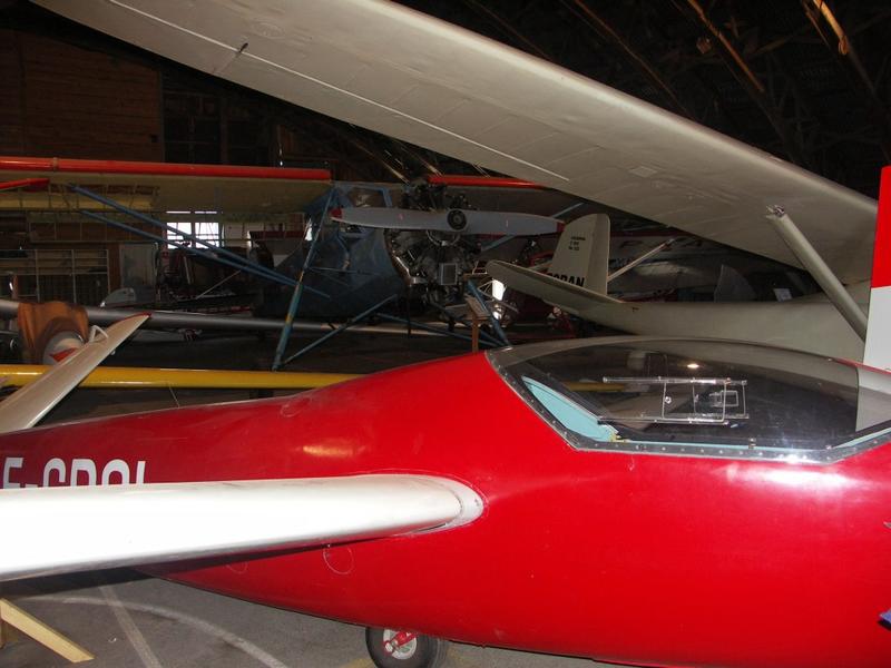 Le hangar Mistral I. Intérieur. Musée d'aviation légère de la Montagne Noire.