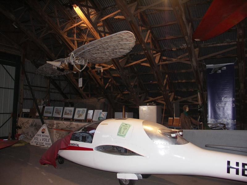 Le hangar Mistral I. Intérieur. Musée d'aviation légère de la Montagne Noire.