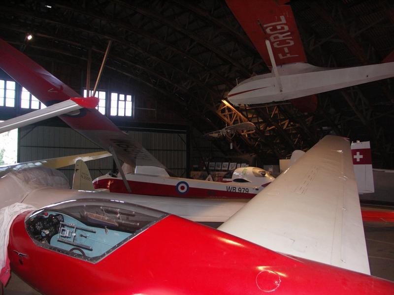 Le hangar Mistral I. Intérieur. Musée d'aviation légère de la Montagne Noire.