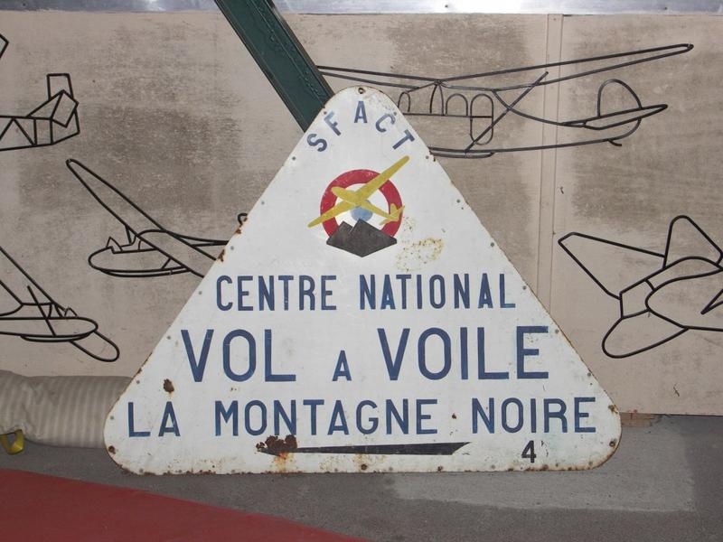 Le hangar Mistral I. Intérieur. Panneau.