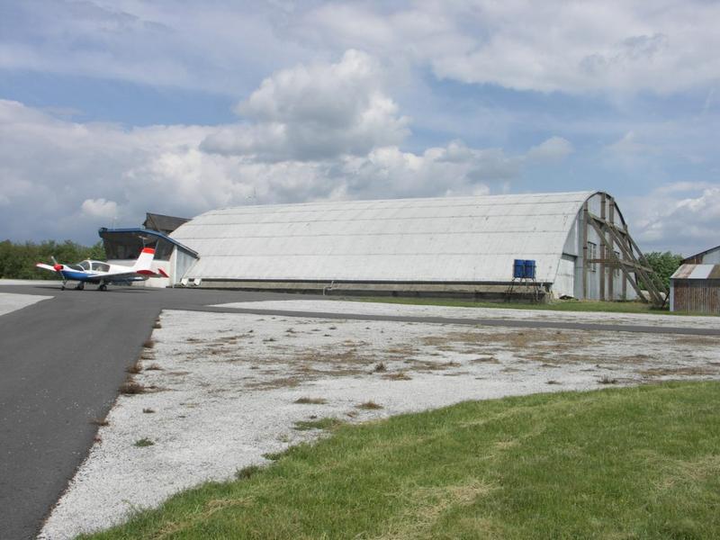 Le hangar Mistral II. Actuellement utilisé pour le club de vol à voile et équipé d'une vigie de contrôle.