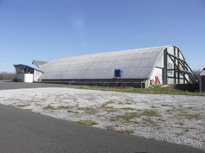 Le hangar Mistral II. Actuellement utilisé pour le club de vol à voile et équipé d'une vigie de contrôle.