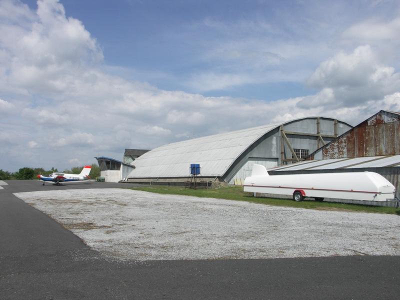 Le hangar Mistral II. Actuellement utilisé pour le club de vol à voile et équipé d'une vigie de contrôle.