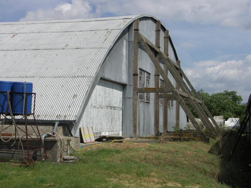 Le hangar Mistral II. Actuellement utilisé pour le club de vol à voile et équipé d'une vigie de contrôle.