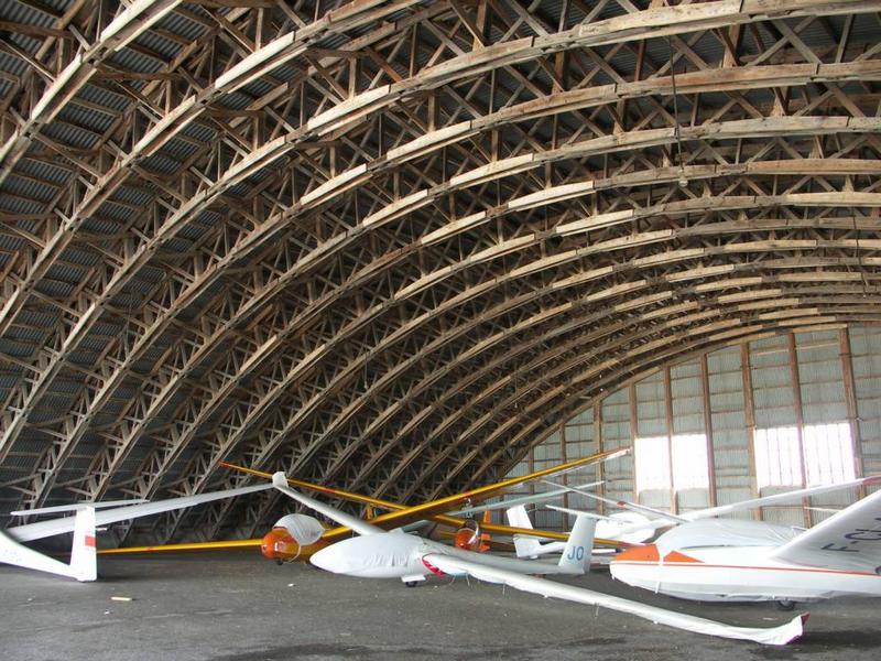 Le hangar Mistral II. Intérieur. Charpente.