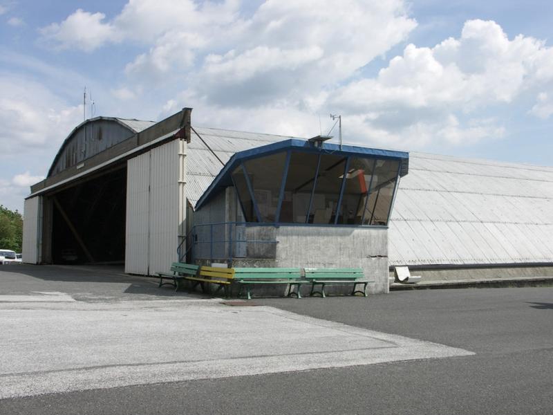 Le hangar Mistral II. La vigie et le côté nord avec portail coulissant.