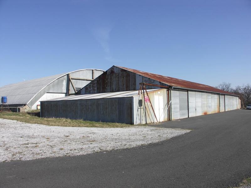 Le hangar Mistral II, côté sud. Un hangar en tôle plus récent est installé au 1er plan