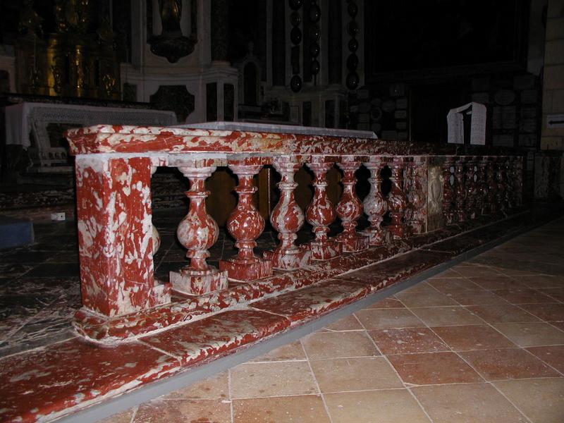 Intérieur de Notre-Dame du Cros. Table de communion en marbre rose.