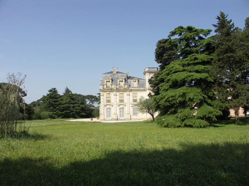 Façade Est du château avec le bosquet situé face à l'entrée dans la cour.