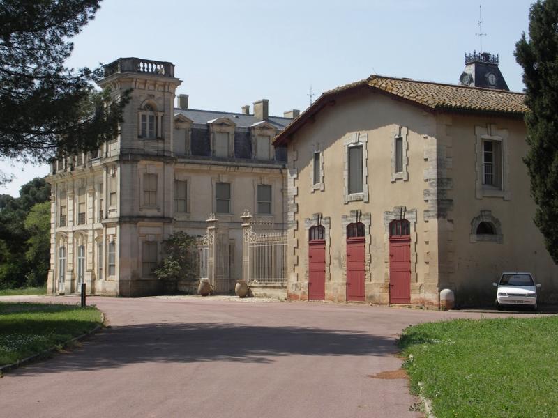 Façades Est du château et des écuries.