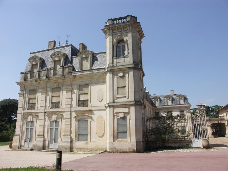 Façade Est du château et entrée dans la cour.