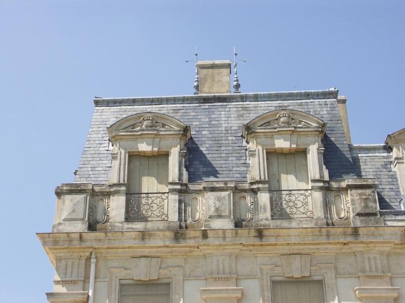 Façade Est du château ; détail des lucarnes.