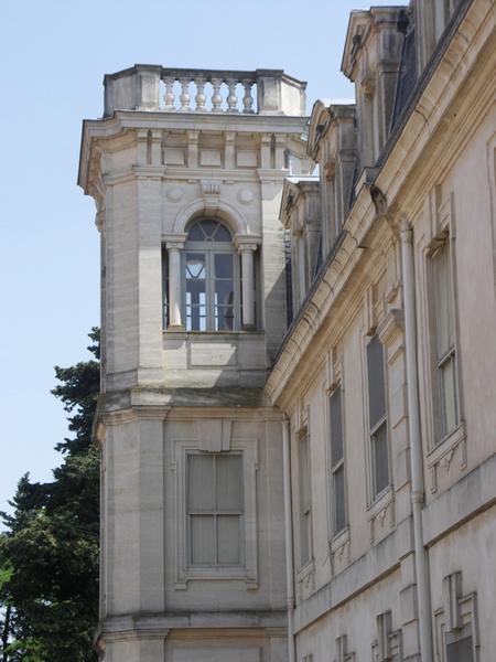 Façade Nord du château ; détail de la tour Nord-Est.