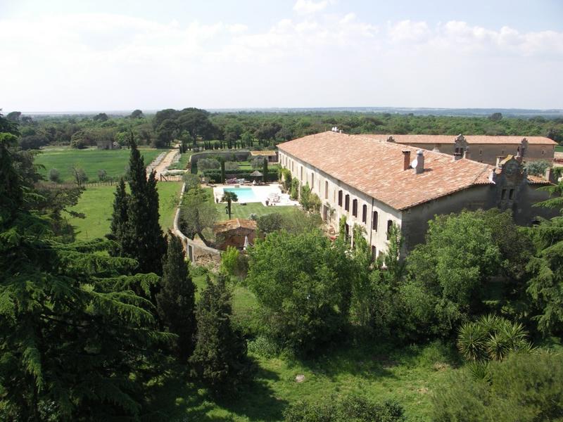 Aile Sud de la ferme et allée de Madame.