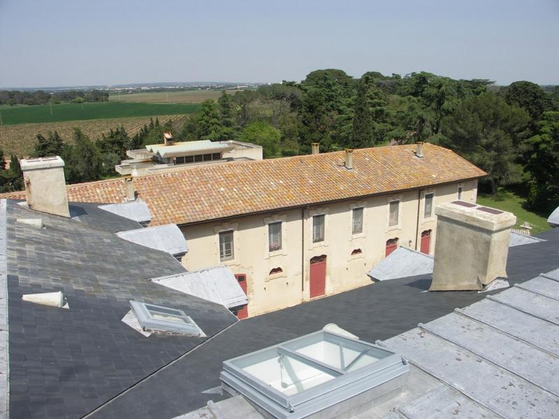 Vue depuis la tour de l'horloge de la façade Sud des écuries et du toit du batiments des bureaux.