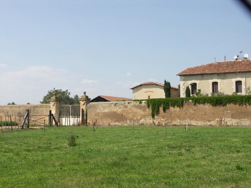 Mur de clôture Sud de la ferme et portail.