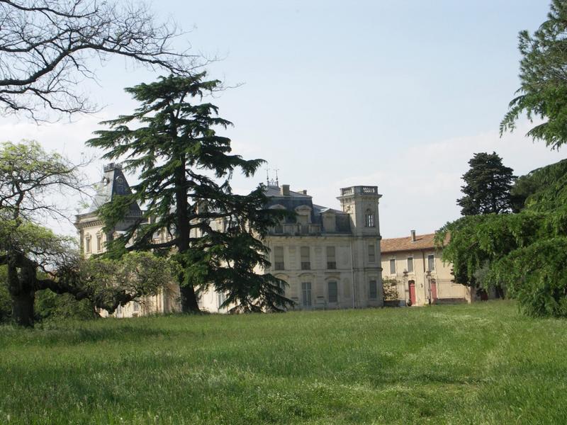 Vue de l'aile Est du château depuis le parc.