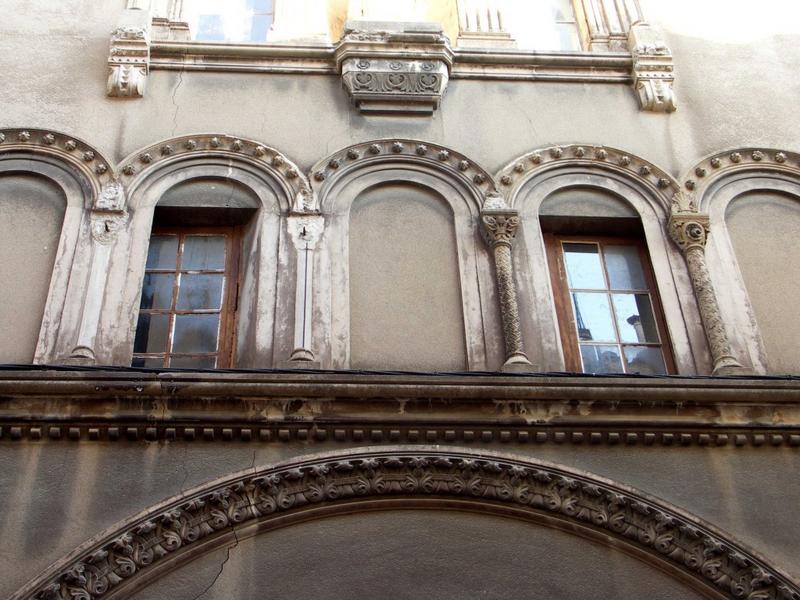 Façade, partie centrale de l'étage de la fausse loggia.