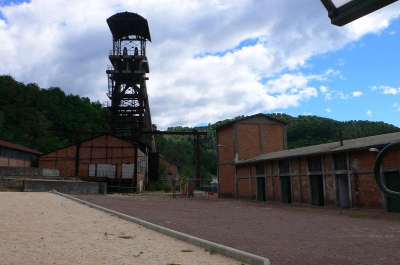 Chevalement reconstruit en 1938 et bâtiment du siège.