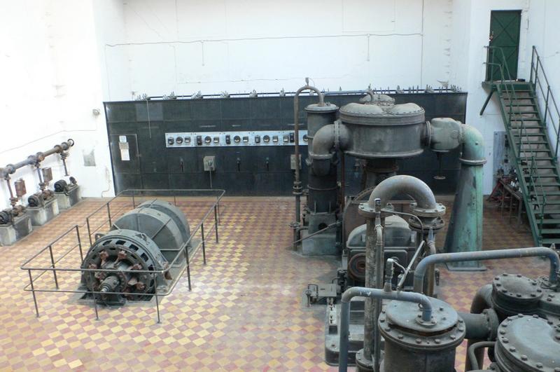 Salle des machines : ensemble des deux compresseurs.