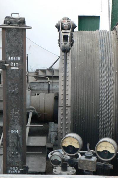 Salle des machines : détail du treuil.