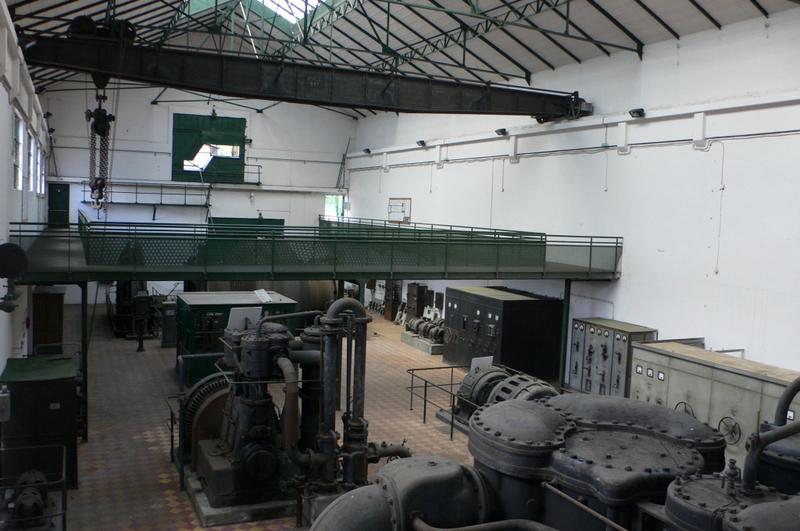 Salle des machines : compresseur au premier plan et treuil à l'arrière plan.