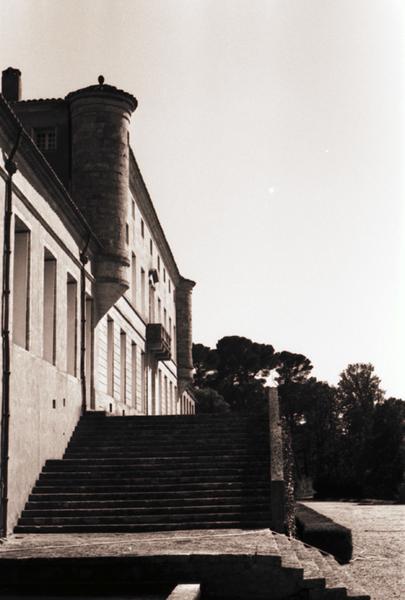 Escalier extérieur de la façade principale.