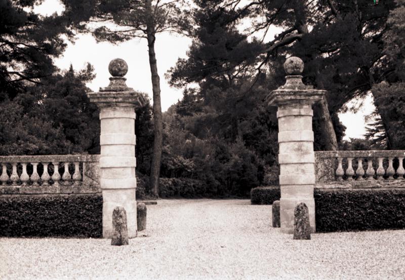 Entrée secondaire de l'enceinte du château.