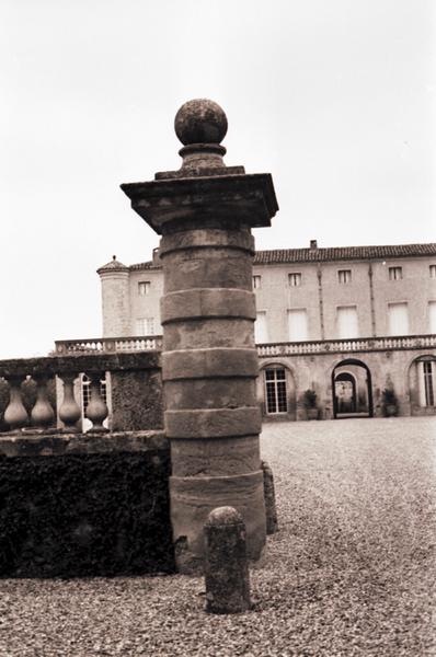 Entrée de l'enceinte du château ; détail de la colonne de gauche.