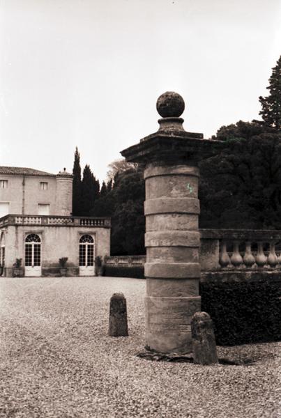 Entrée de l'enceinte du château ; détail de la colonne de droite.