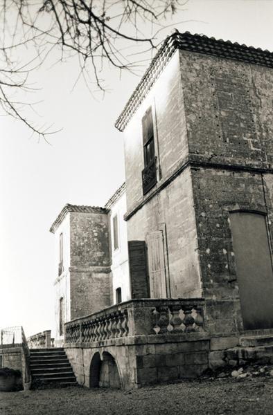 Façade principale et façade latérale.