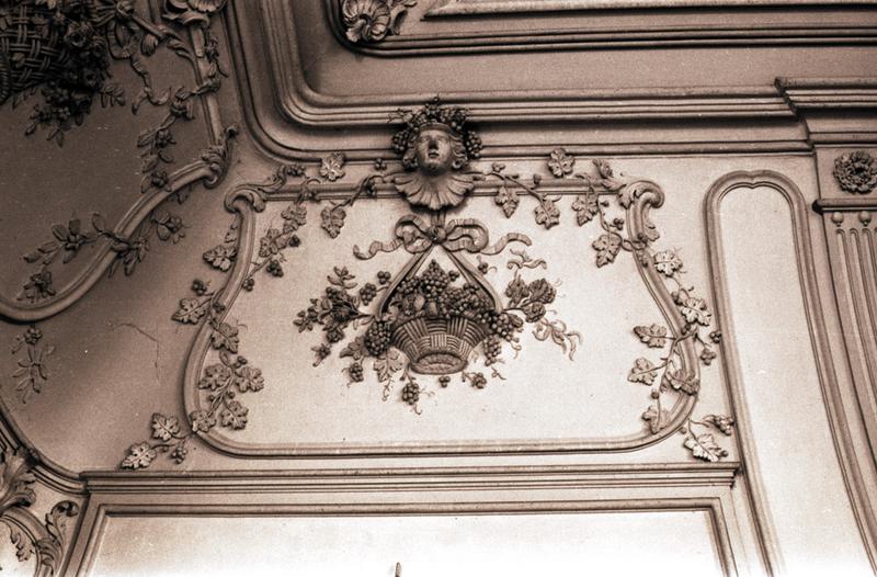 Intérieur ; détail du décor.