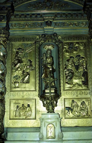 Autel, retable, bas-reliefs : Annonciation, Nativité, Fuite en Egypte, Sainte Famille.