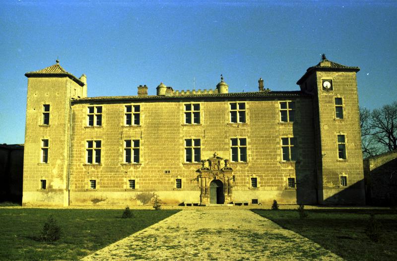 Vue d'ensemble de la façade principale.