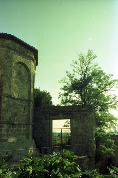 Chevet et vestiges du château.