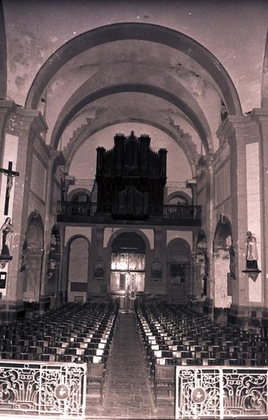 Intérieur ; nef et partie ouest avec l'orgue.