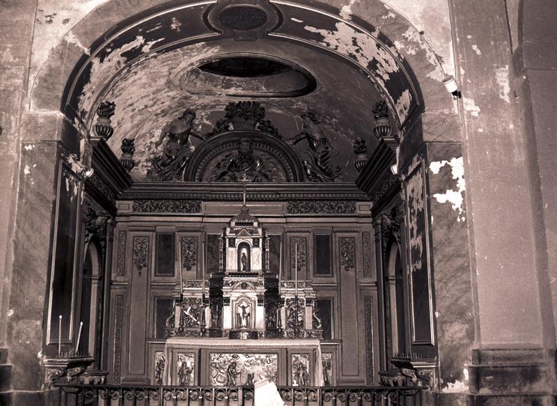 Intérieur ; nef et chapelle latérale.