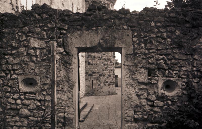 Restes du mur d' enceinte avec son portillon et ses deux canonnières.