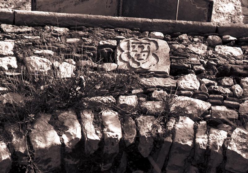 Détail d'un blason sculpté.