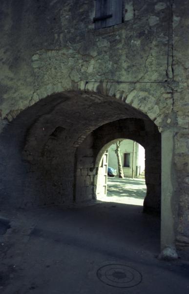 Portes fortifiées et vestiges des remparts.