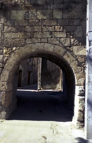 Portes fortifiées et vestiges des remparts.