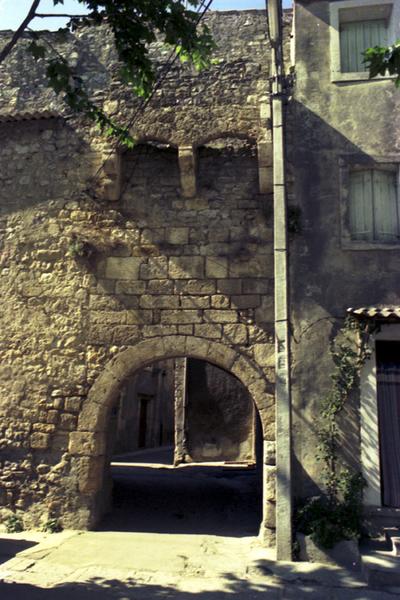 Portes fortifiées et vestiges des remparts.