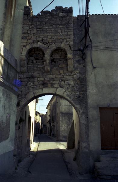 Portes fortifiées et vestiges des remparts.