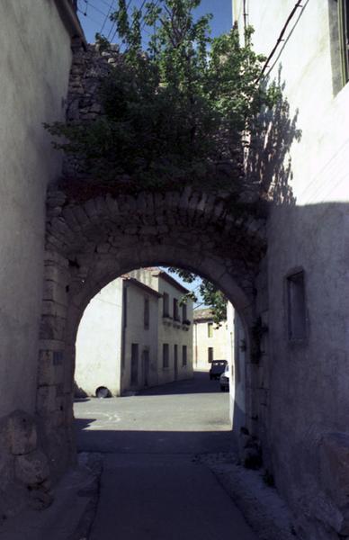 Portes fortifiées et vestiges des remparts.